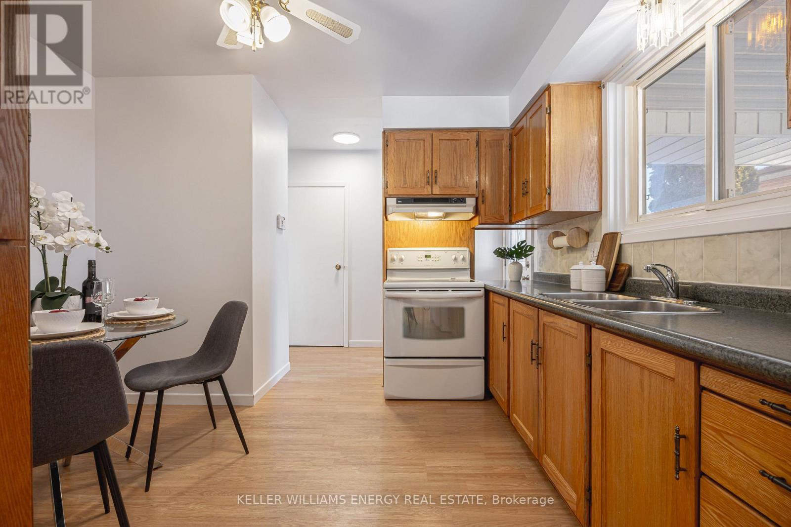 469 Waverly Street N, Oshawa (Mclaughlin), ON - Indoor Photo Showing Kitchen With Double Sink
