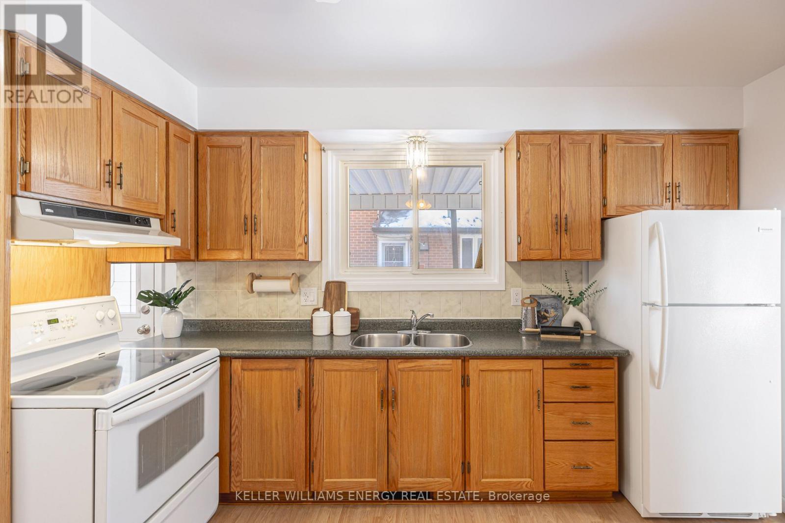 469 Waverly Street N, Oshawa (Mclaughlin), ON - Indoor Photo Showing Kitchen With Double Sink