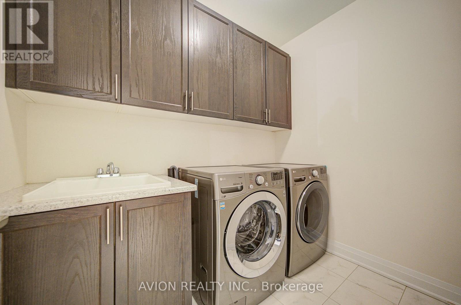 42 Causland Lane, Richmond Hill, ON - Indoor Photo Showing Laundry Room