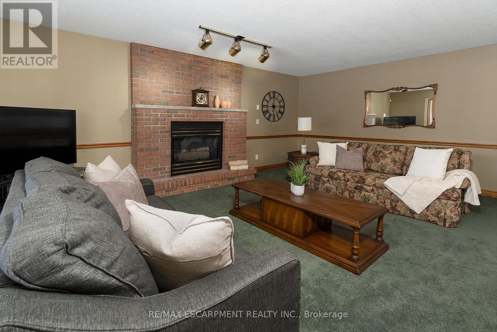 6005 Mountaingate Drive, Niagara Falls, ON - Indoor Photo Showing Living Room With Fireplace
