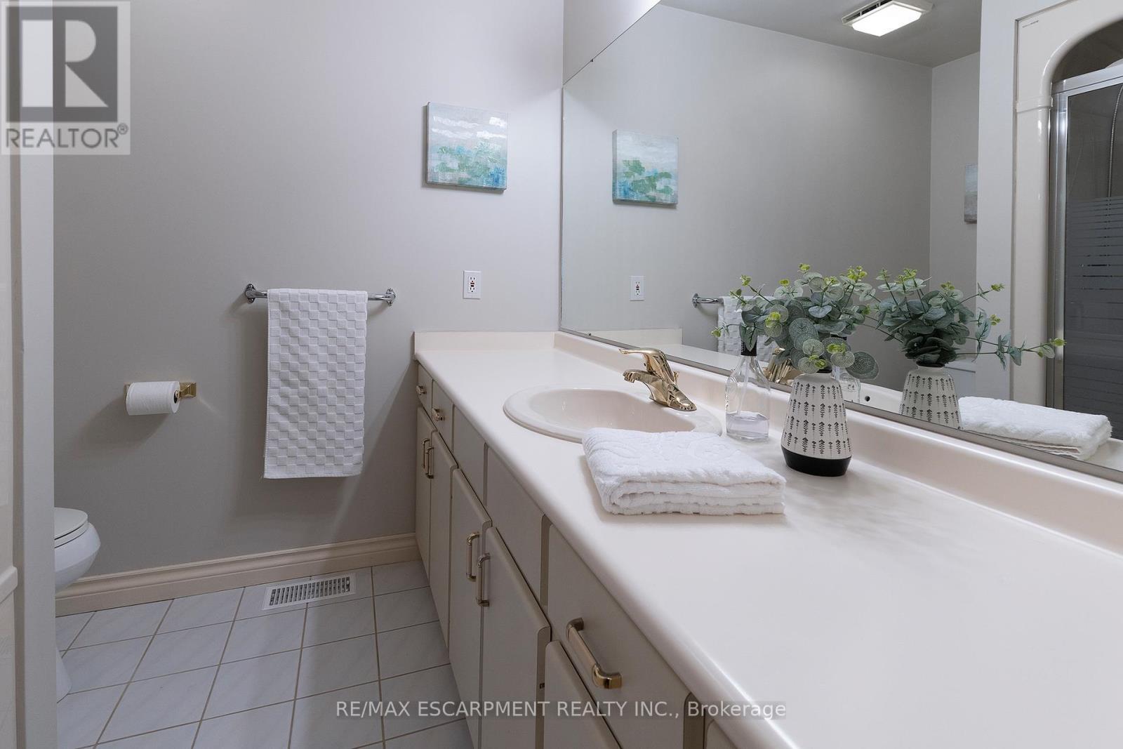 6005 Mountaingate Drive, Niagara Falls, ON - Indoor Photo Showing Bathroom