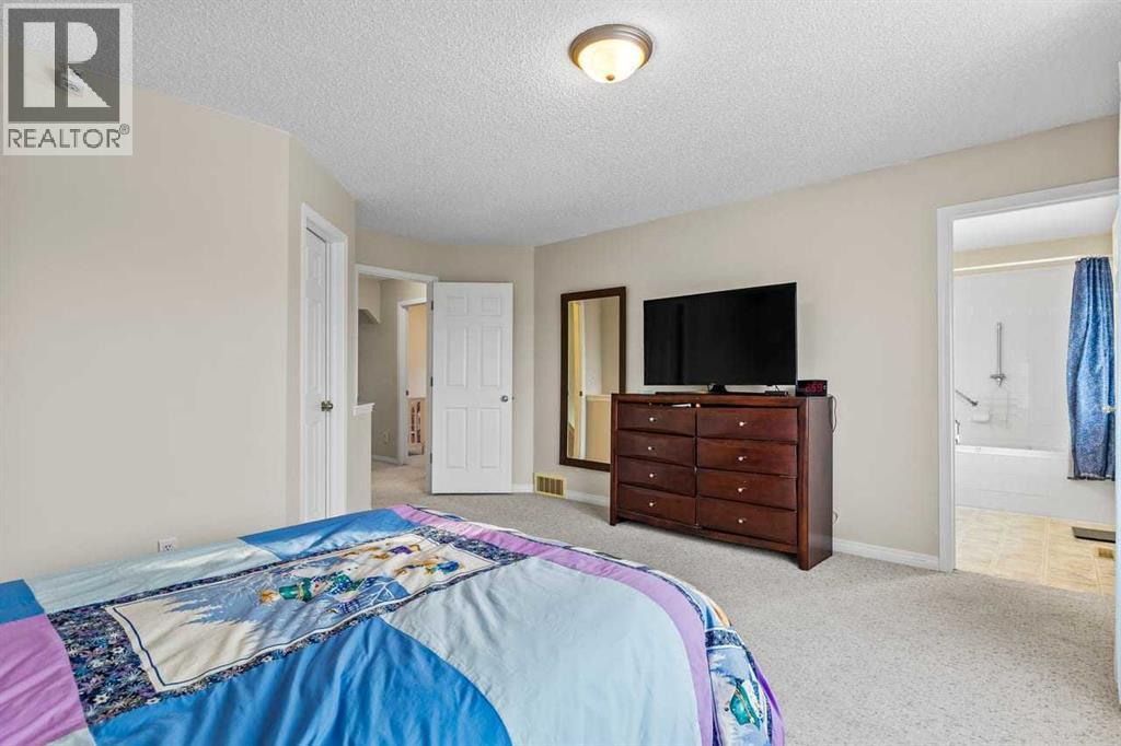 176 Cougar Ridge Circle Sw, Calgary, AB - Indoor Photo Showing Bedroom