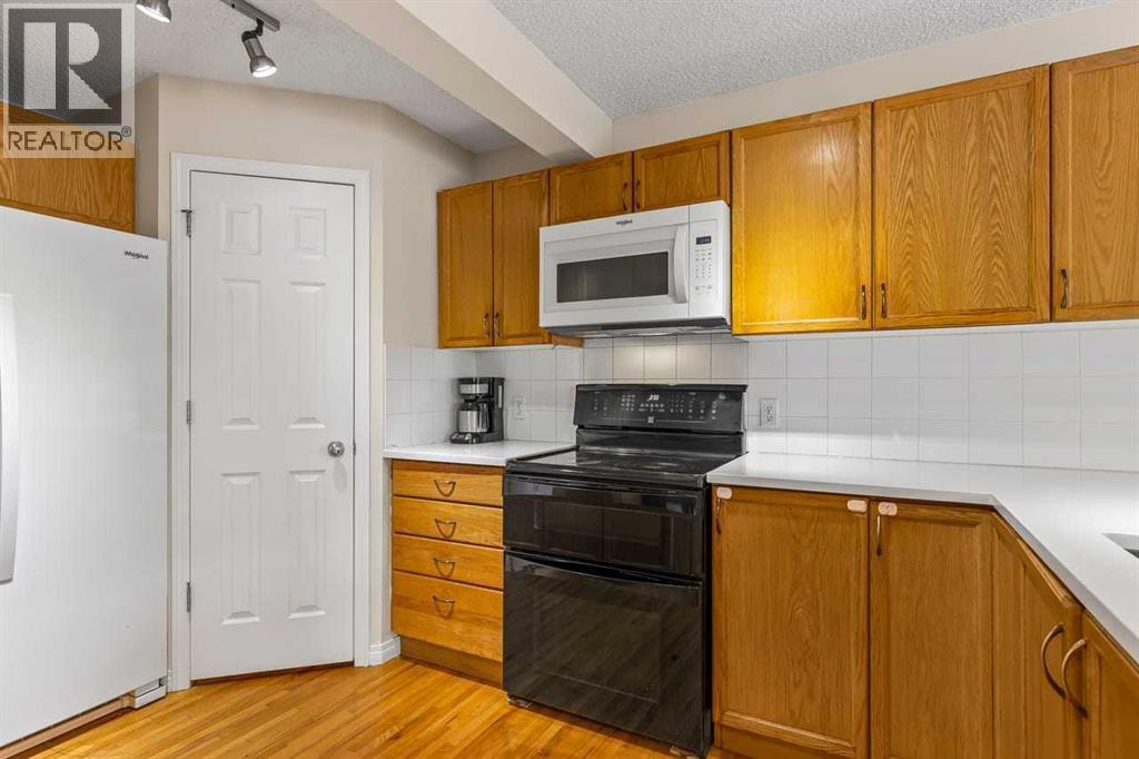 176 Cougar Ridge Circle Sw, Calgary, AB - Indoor Photo Showing Kitchen