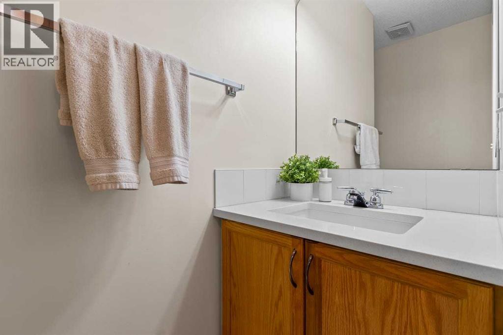 176 Cougar Ridge Circle Sw, Calgary, AB - Indoor Photo Showing Bathroom