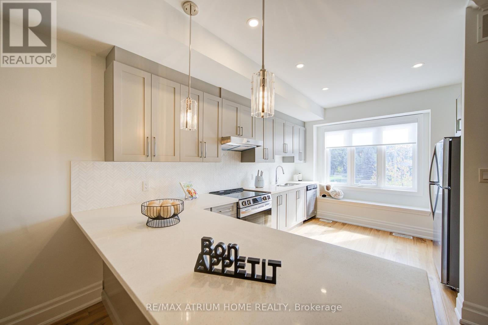 2 - 111 Wilson Street E, Hamilton, ON - Indoor Photo Showing Kitchen With Upgraded Kitchen