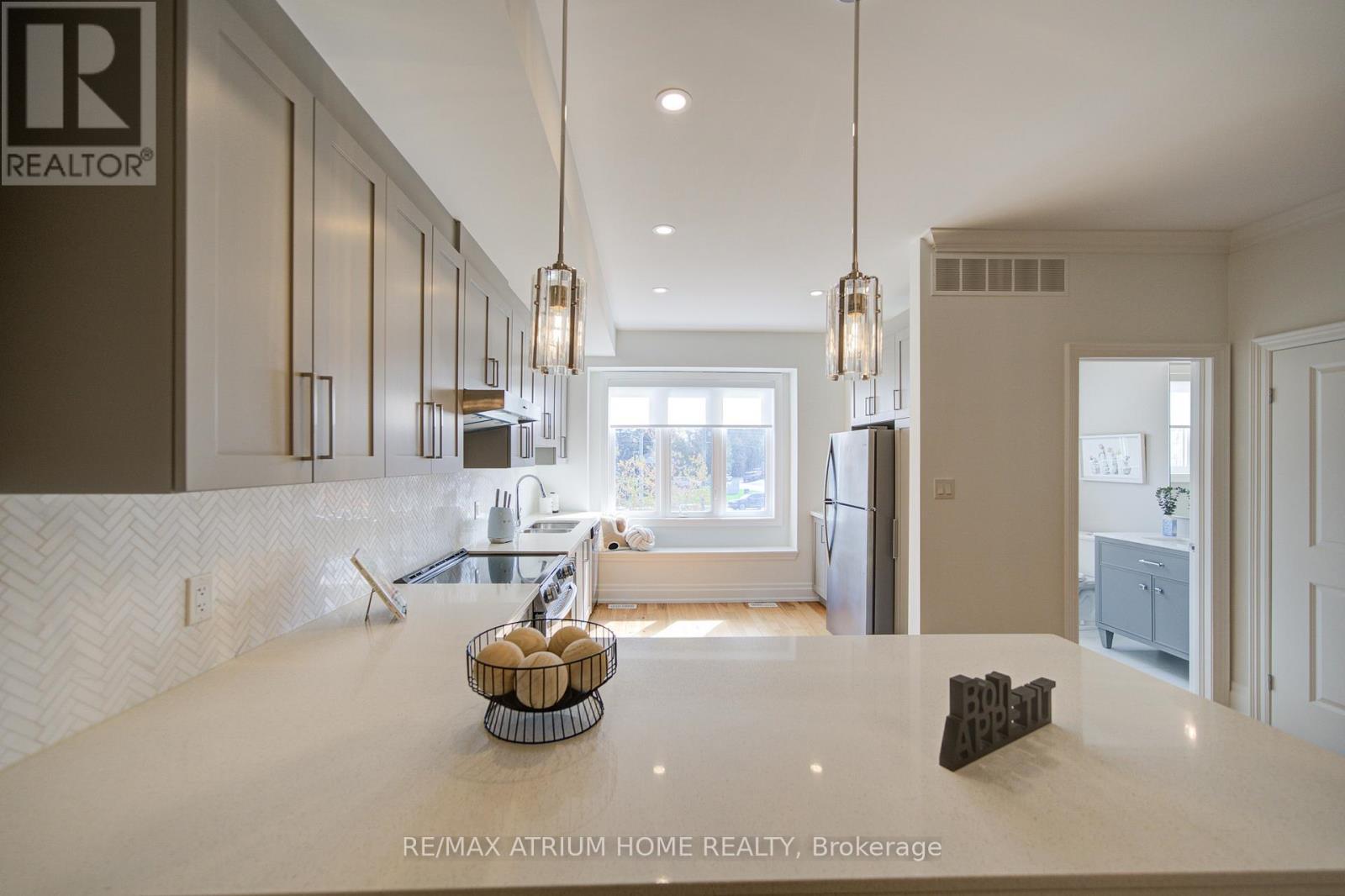 2 - 111 Wilson Street E, Hamilton, ON - Indoor Photo Showing Kitchen
