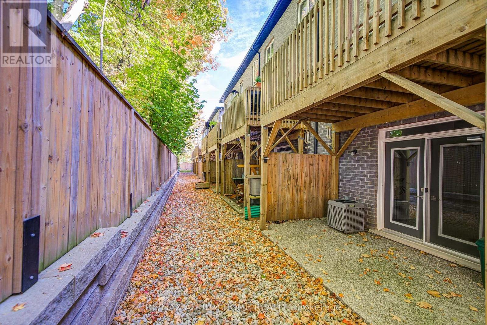 2 - 111 Wilson Street E, Hamilton, ON - Outdoor