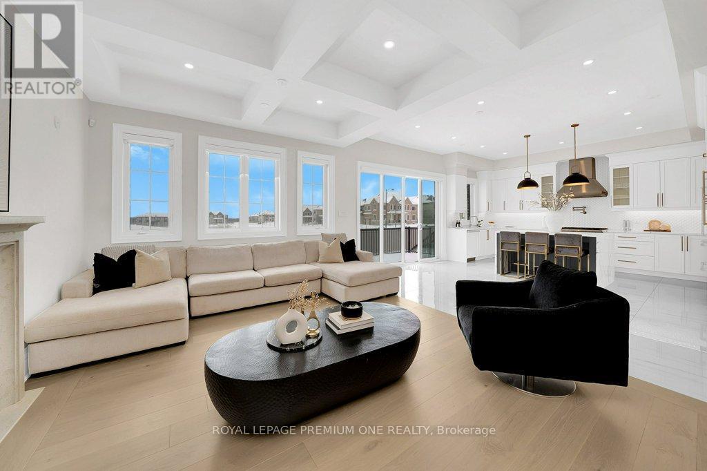104 Greville Street, Vaughan, ON - Indoor Photo Showing Living Room