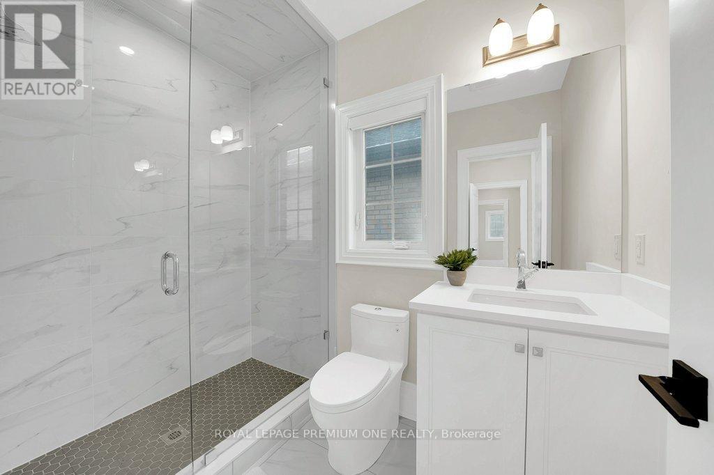 104 Greville Street, Vaughan, ON - Indoor Photo Showing Bathroom