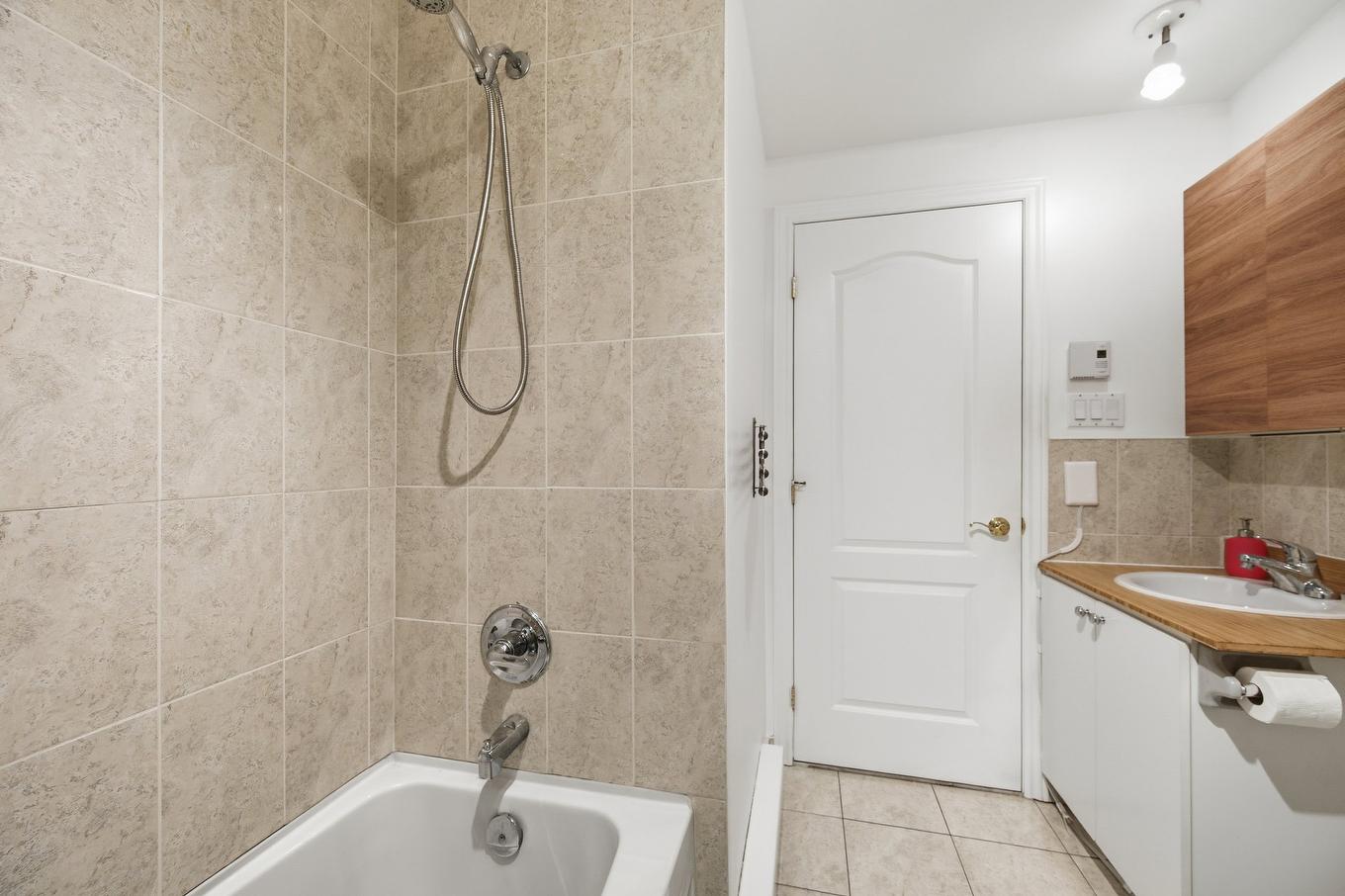 Bathroom - 7177 Boul. St-Michel, Montréal (Villeray/Saint-Michel/Parc-Extension), QC - Indoor Photo Showing Bathroom