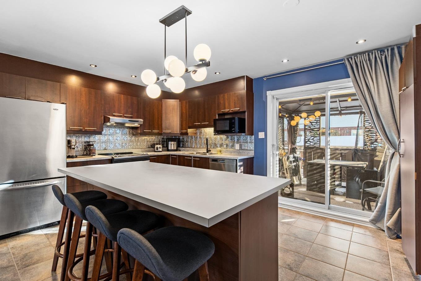 Kitchen - 686 Rue Marie-Derome, Saint-Jean-Sur-Richelieu, QC - Indoor Photo Showing Kitchen With Upgraded Kitchen