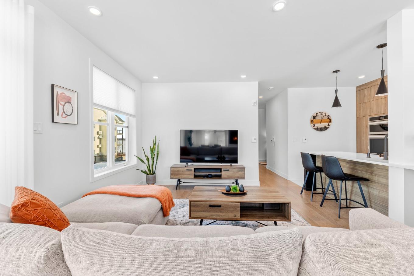 Salon - 201-180 34E Rue O., Venise-En-Québec, QC - Indoor Photo Showing Living Room