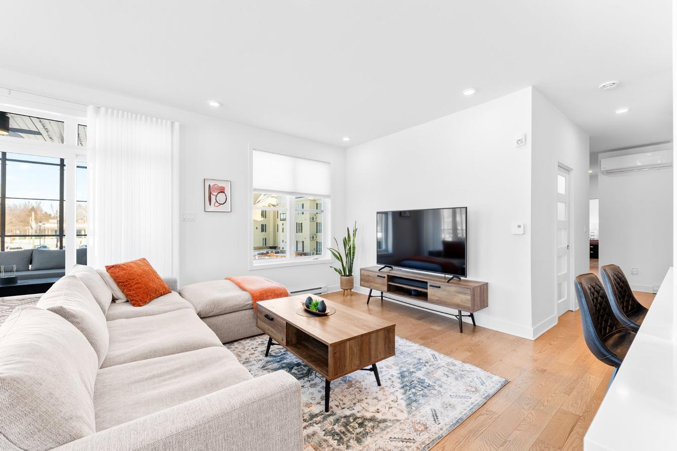 Salon - 201-180 34E Rue O., Venise-En-Québec, QC - Indoor Photo Showing Living Room