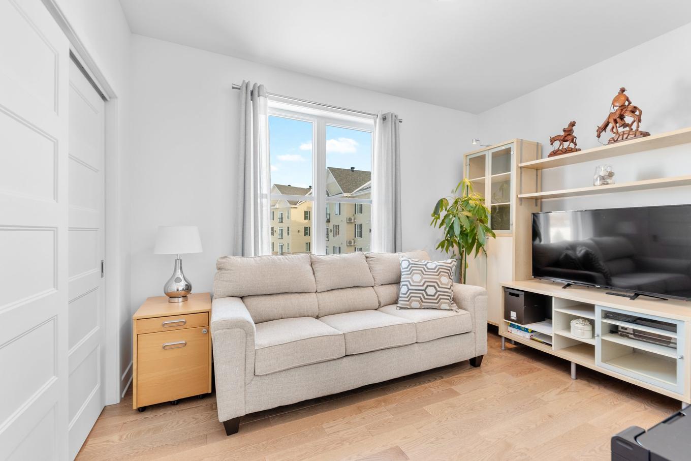 Chambre à coucher - 201-180 34E Rue O., Venise-En-Québec, QC - Indoor Photo Showing Living Room