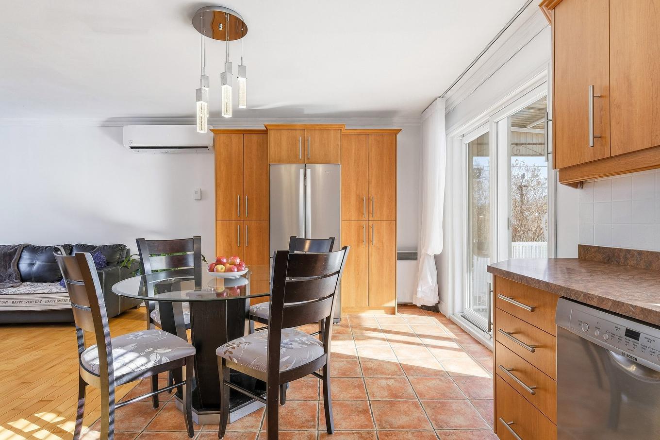 Dining room - 5615 Av. Raoul, Longueuil (Saint-Hubert), QC - Indoor