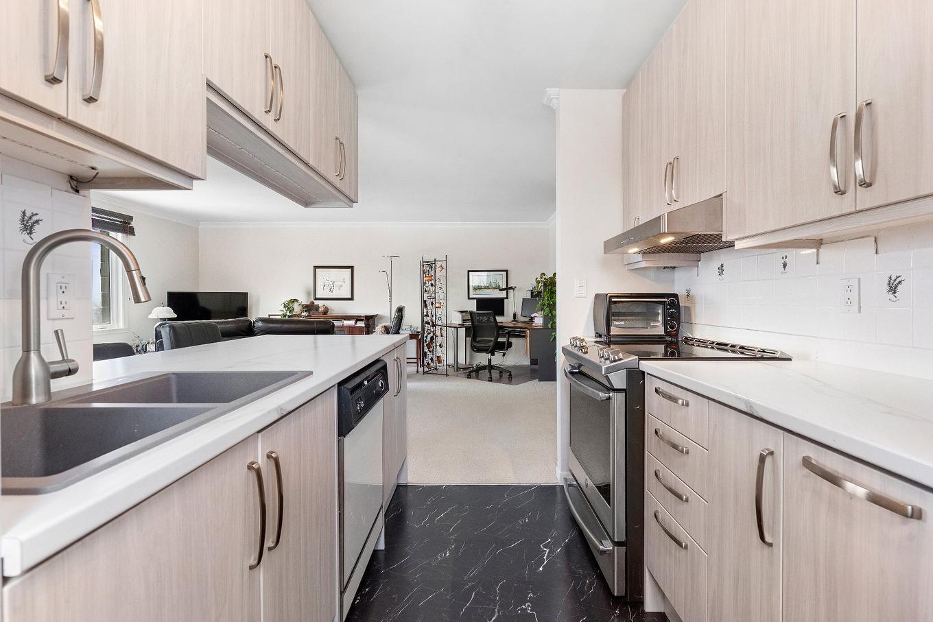 Kitchen - 401-149 Rue Du Mont-Marie, Lévis (Desjardins), QC - Indoor Photo Showing Kitchen With Double Sink