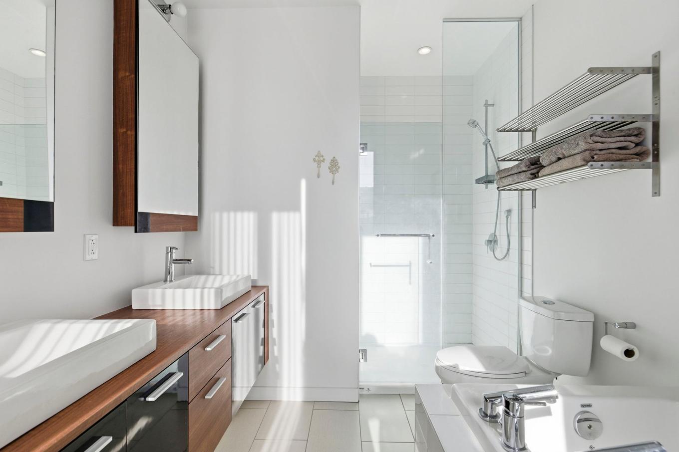 Salle de bains attenante à la CCP - 704-90 Rue Prince, Montréal (Ville-Marie), QC - Indoor Photo Showing Bathroom