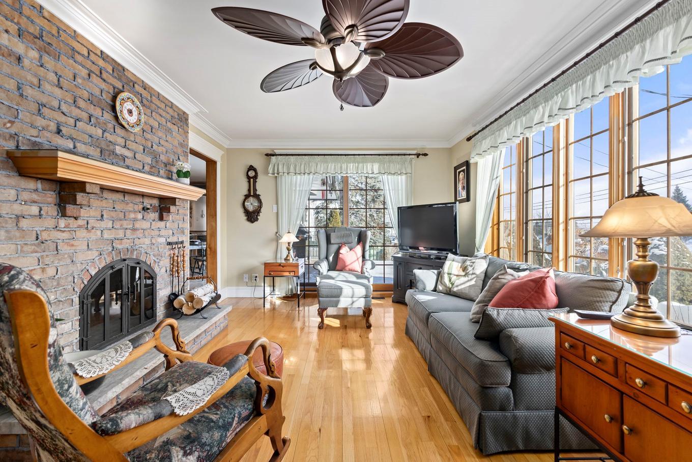 Salle familiale - 315 Rue Boivin, Montréal (L'Île-Bizard/Sainte-Geneviève), QC - Indoor Photo Showing Living Room With Fireplace