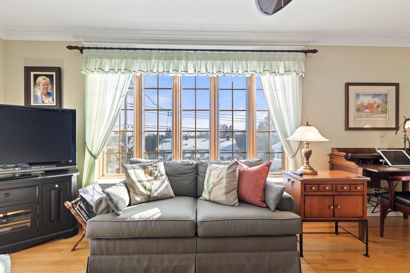 Salle familiale - 315 Rue Boivin, Montréal (L'Île-Bizard/Sainte-Geneviève), QC - Indoor Photo Showing Living Room