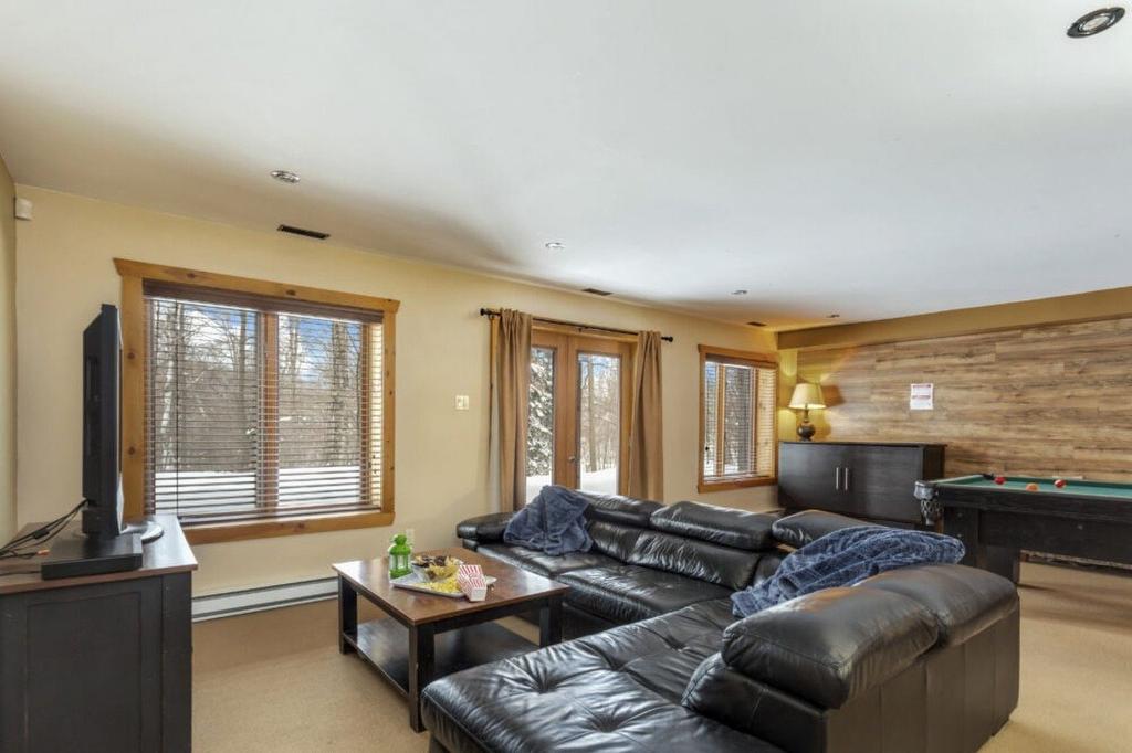 Family room - 1193 Ch. Des Pionniers, Labelle, QC - Indoor Photo Showing Living Room