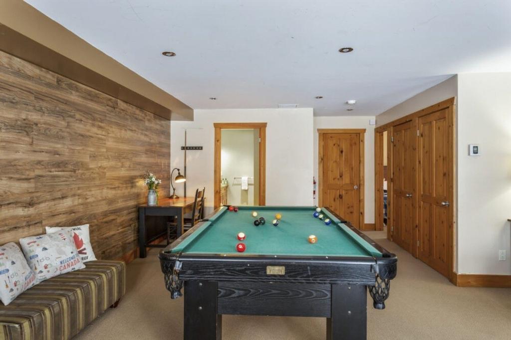 Family room - 1193 Ch. Des Pionniers, Labelle, QC - Indoor Photo Showing Other Room