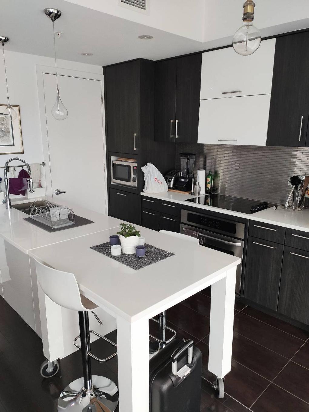 Cuisine - 107-901 Rue De La Commune E., Montréal (Ville-Marie), QC - Indoor Photo Showing Kitchen With Upgraded Kitchen