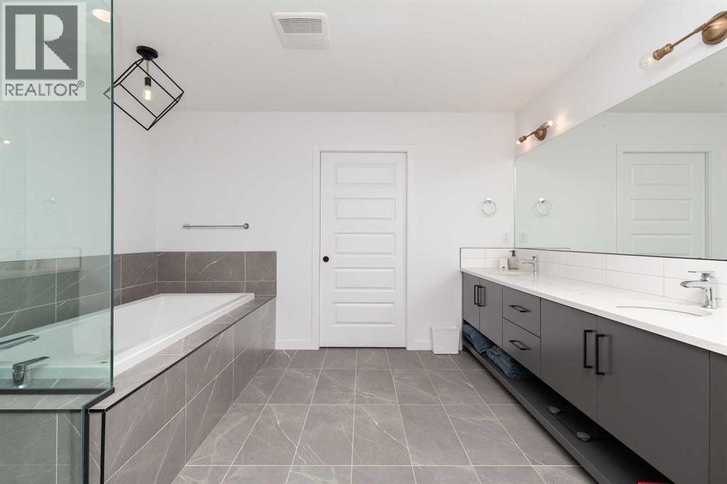 308 Grassland Boulevard W, Lethbridge, AB - Indoor Photo Showing Bathroom