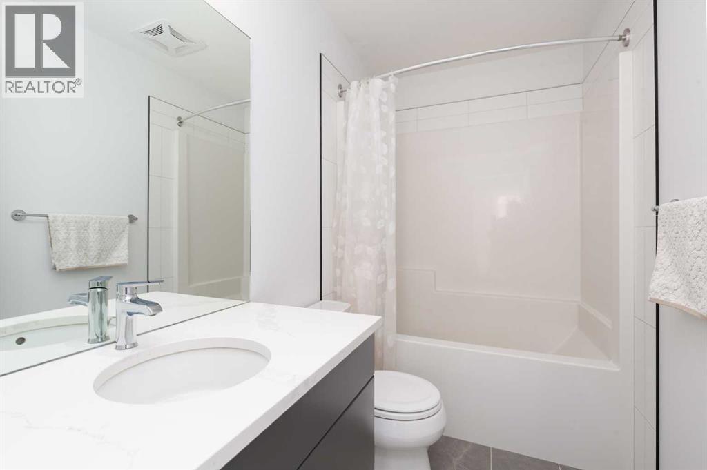 308 Grassland Boulevard W, Lethbridge, AB - Indoor Photo Showing Bathroom