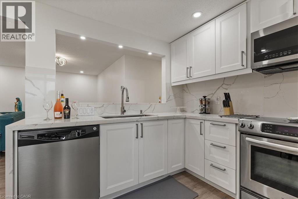 157 Pinedale Drive, Kitchener, ON - Indoor Photo Showing Kitchen With Upgraded Kitchen