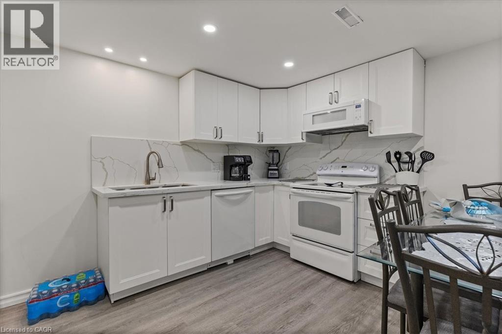 157 Pinedale Drive, Kitchener, ON - Indoor Photo Showing Kitchen