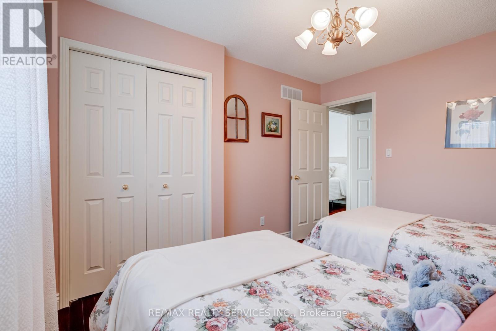 15 Claudette Gate, Hamilton, ON - Indoor Photo Showing Bedroom
