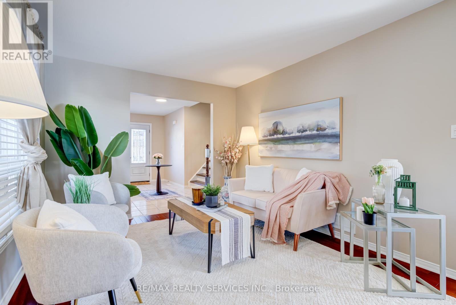 15 Claudette Gate, Hamilton, ON - Indoor Photo Showing Living Room