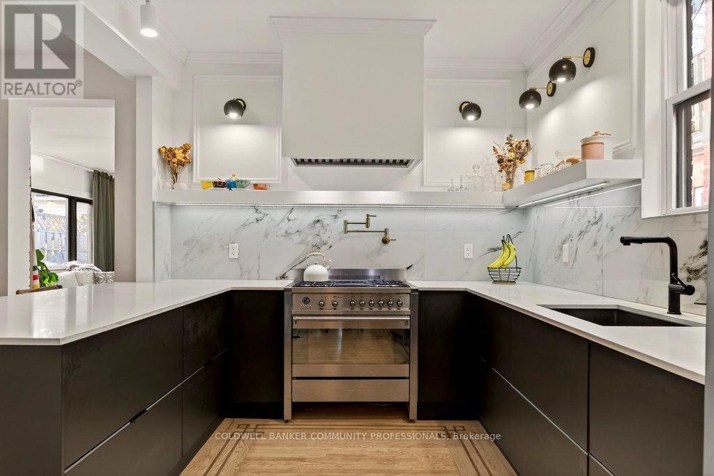 104 Garfield Avenue S, Hamilton, ON - Indoor Photo Showing Kitchen With Upgraded Kitchen