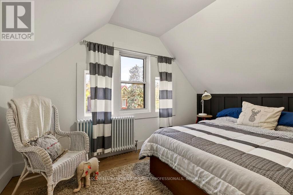 104 Garfield Avenue S, Hamilton, ON - Indoor Photo Showing Bedroom