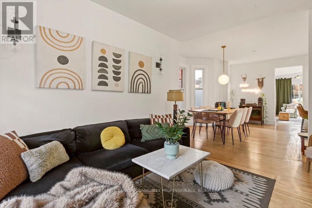 104 Garfield Avenue S, Hamilton, ON - Indoor Photo Showing Living Room