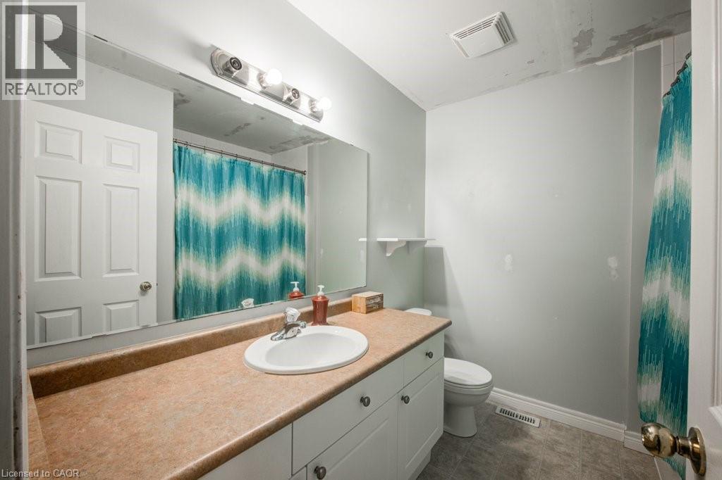 Bathroom featuring vanity and curtained shower - 711 Southwood Way, Woodstock, ON - Indoor Photo Showing Bathroom