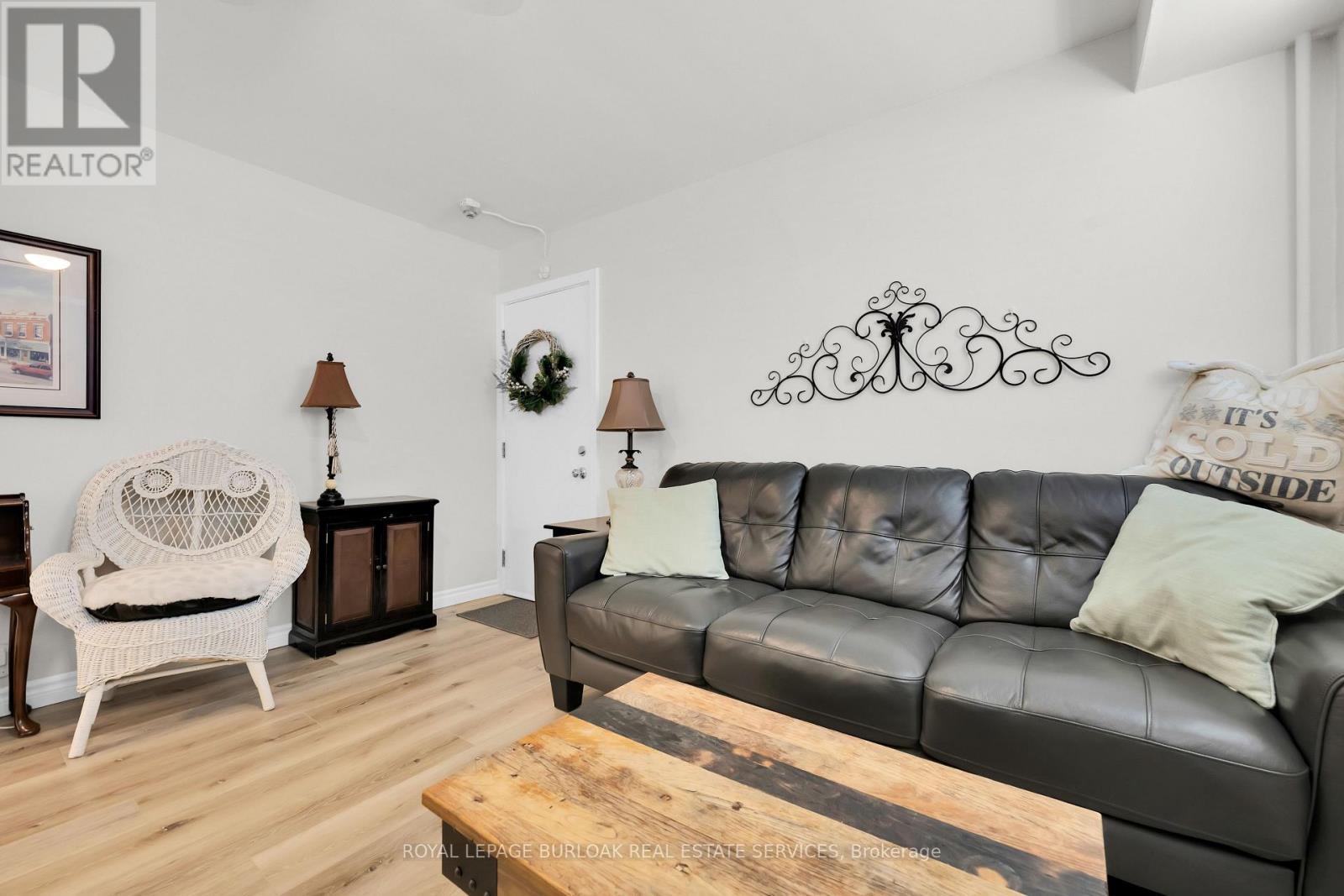 24 - 1347 Lakeshore Road, Burlington, ON - Indoor Photo Showing Living Room