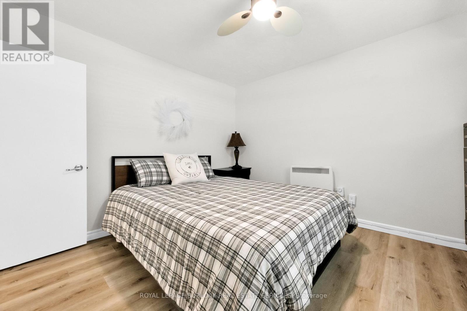 24 - 1347 Lakeshore Road, Burlington, ON - Indoor Photo Showing Bedroom