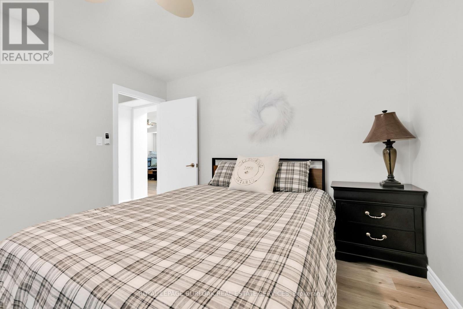 24 - 1347 Lakeshore Road, Burlington, ON - Indoor Photo Showing Bedroom