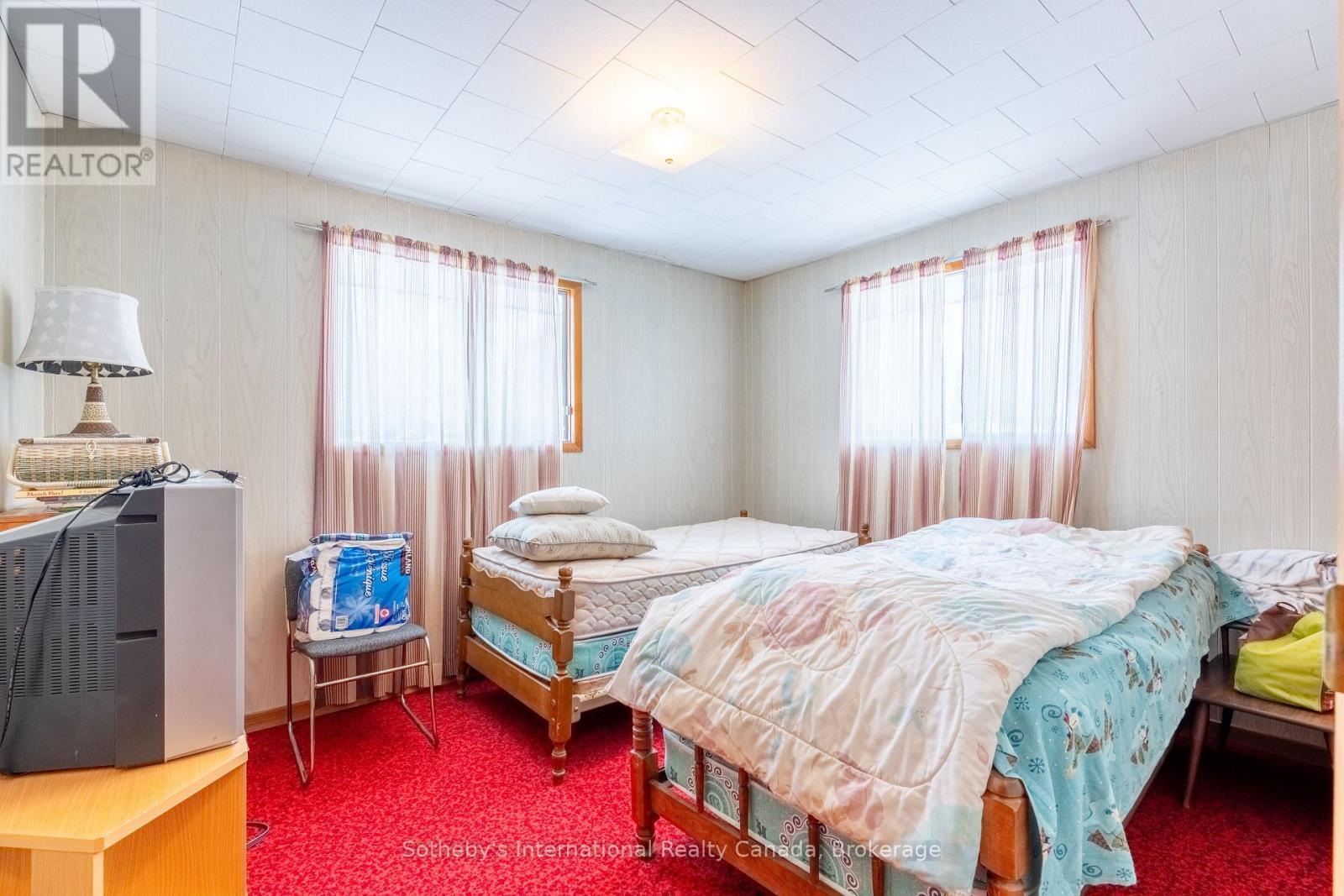19 62Nd Street S, Wasaga Beach, ON - Indoor Photo Showing Bedroom