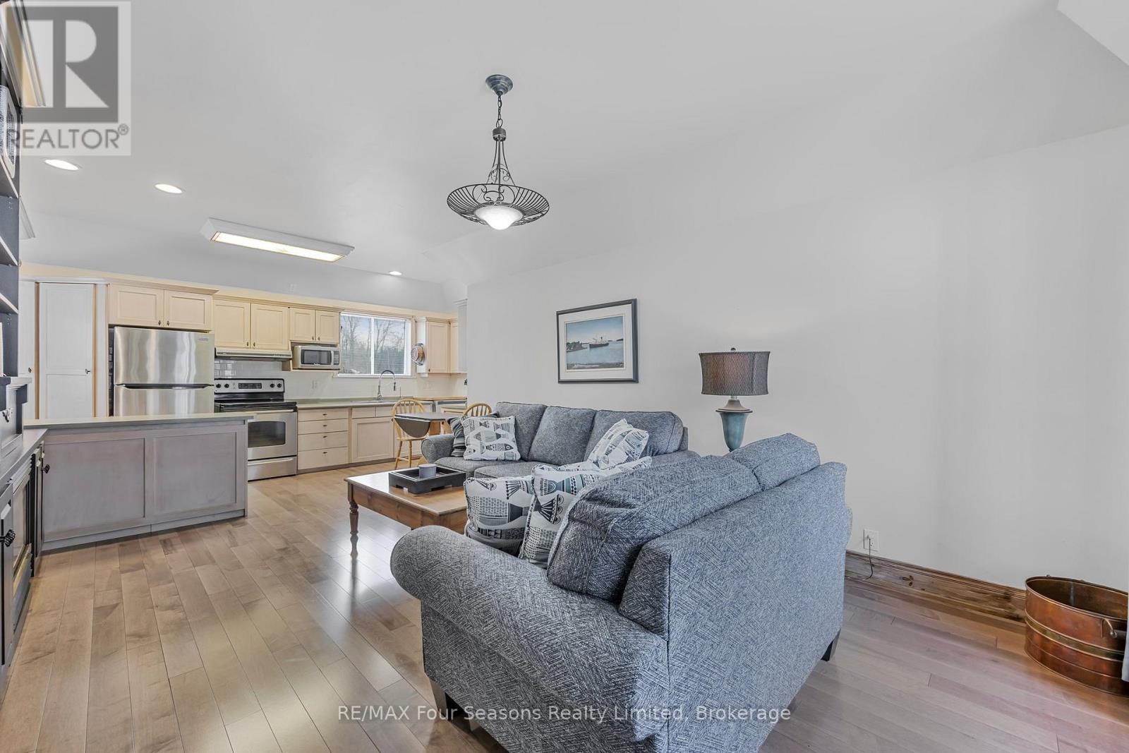 Suite Main Floor - Living Room to Kitchen - 3 Sydenham Trail E, Clearview, ON - Indoor