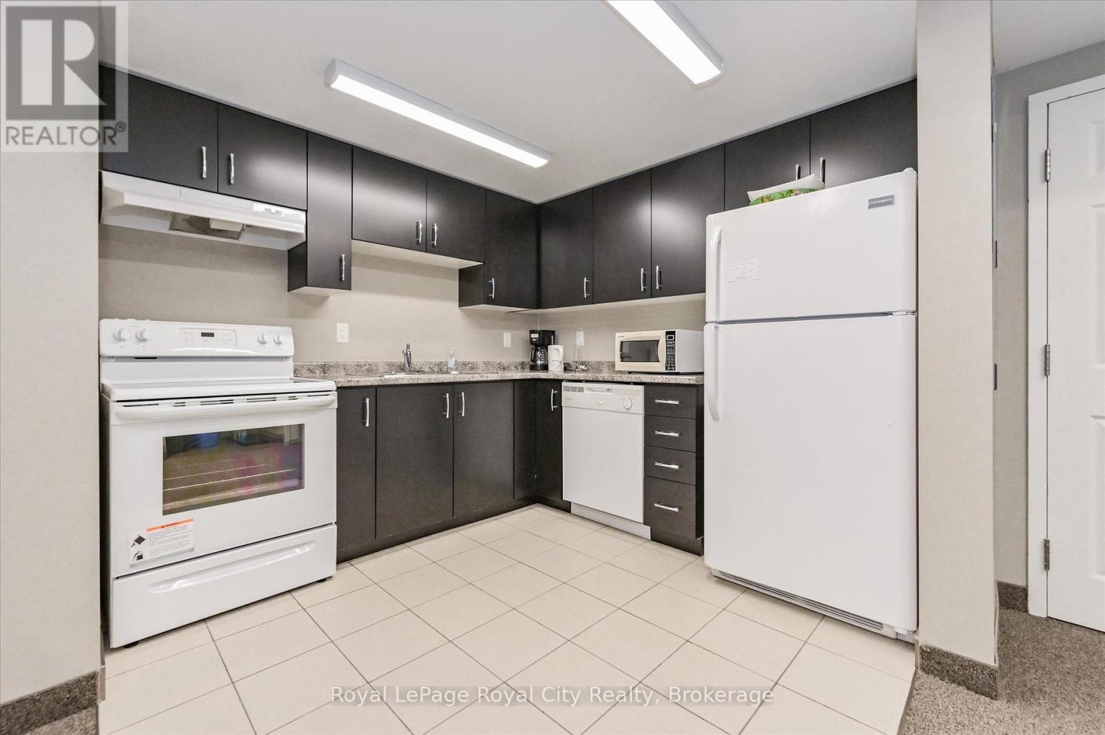 212 - 103 Westminster Crescent, Centre Wellington (Fergus), ON - Indoor Photo Showing Kitchen