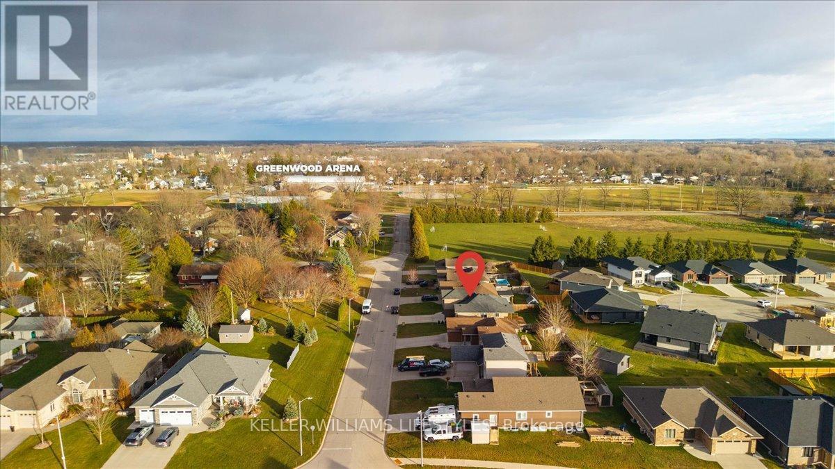 4008 Edward Street, Petrolia, ON - Outdoor With View