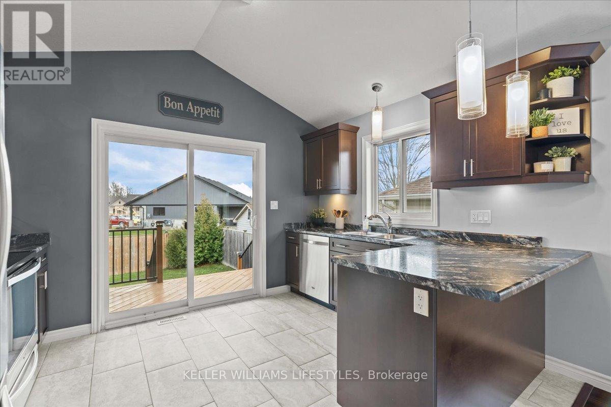4008 Edward Street, Petrolia, ON - Indoor Photo Showing Kitchen With Upgraded Kitchen