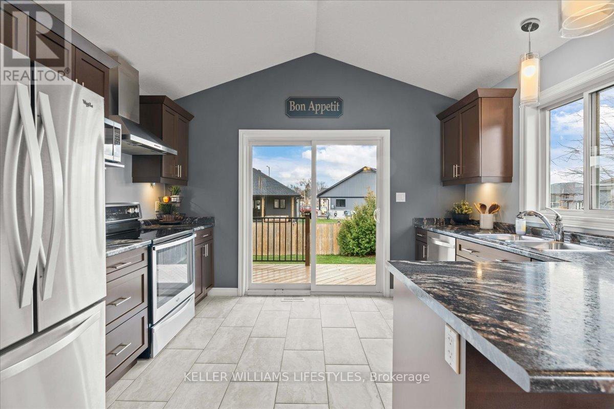 4008 Edward Street, Petrolia, ON - Indoor Photo Showing Kitchen With Double Sink With Upgraded Kitchen