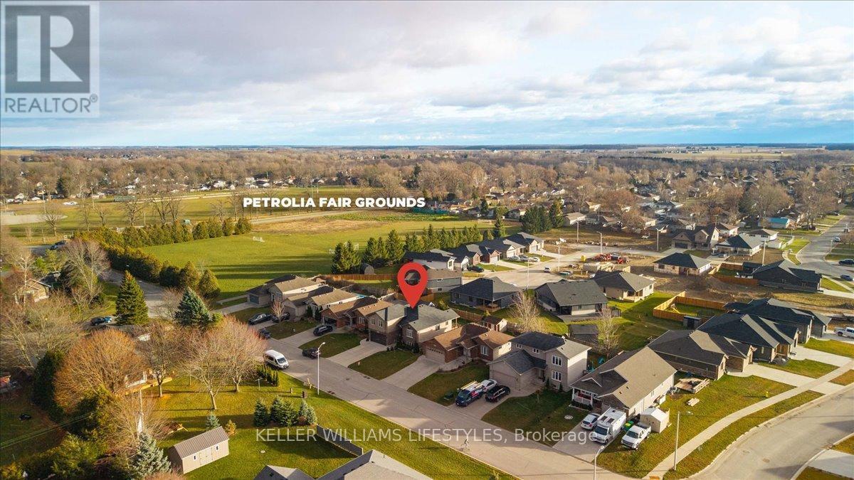4008 Edward Street, Petrolia, ON - Outdoor With View