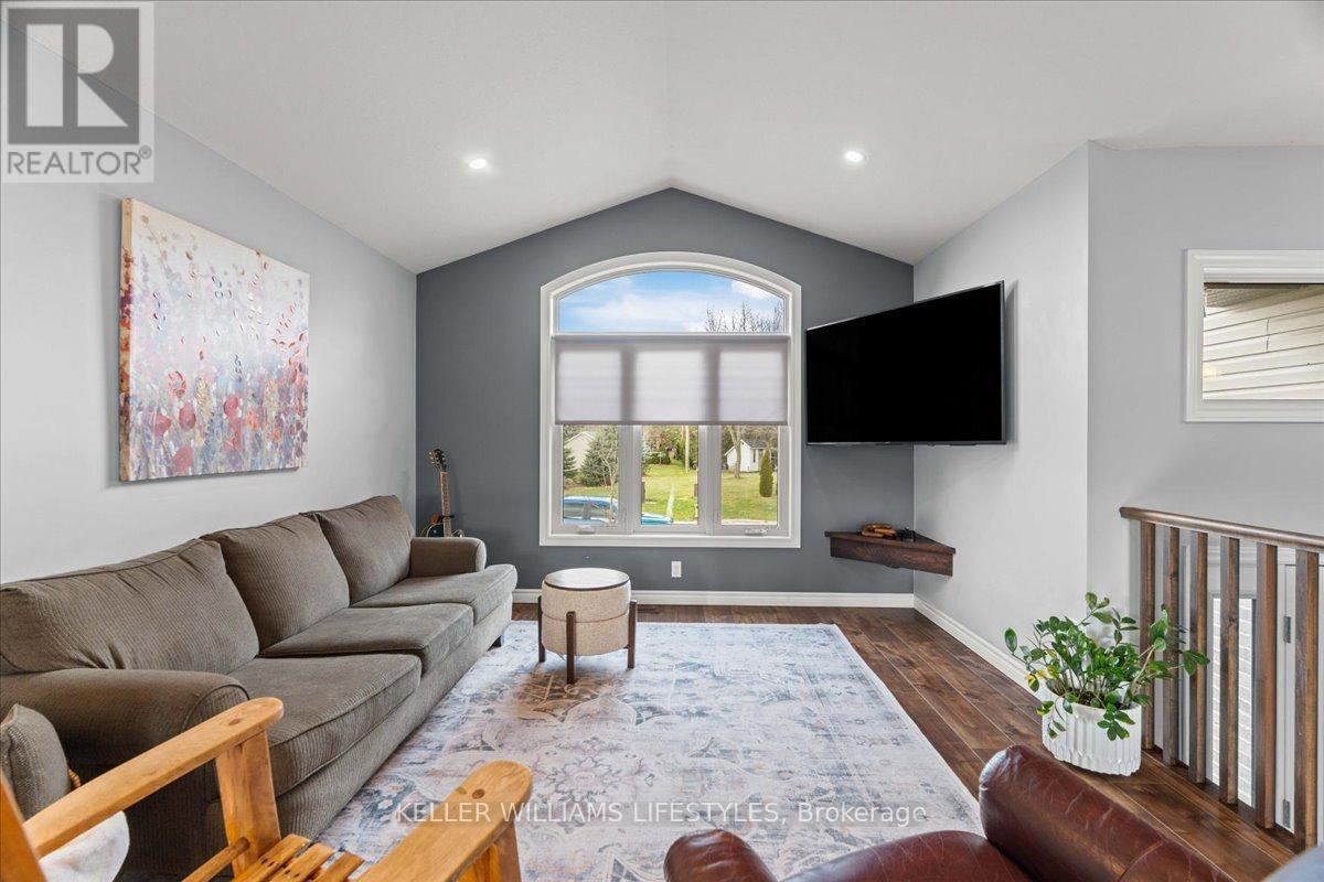 4008 Edward Street, Petrolia, ON - Indoor Photo Showing Living Room