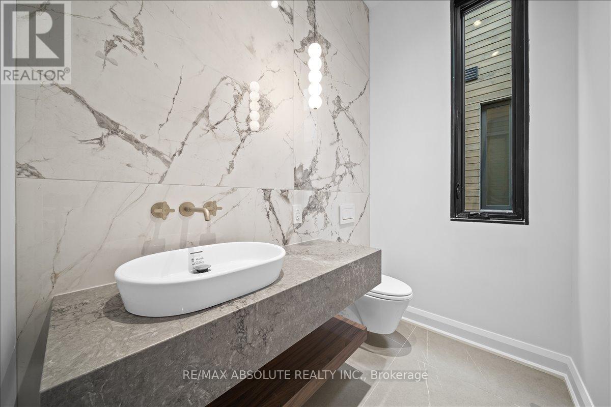 515 Roosevelt Avenue, Ottawa, ON - Indoor Photo Showing Bathroom