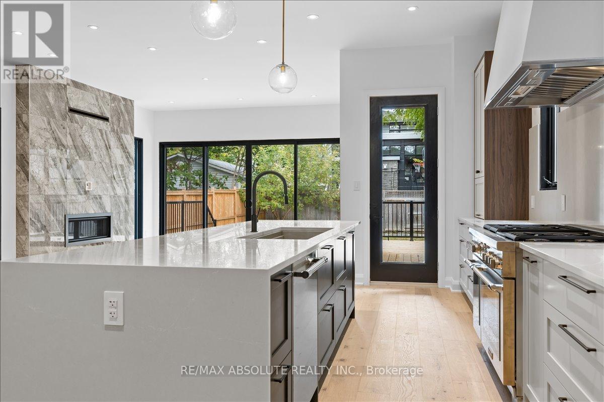 515 Roosevelt Avenue, Ottawa, ON - Indoor Photo Showing Kitchen With Upgraded Kitchen