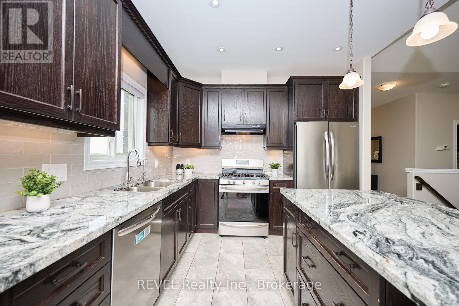 5 Cinnamon Street, Thorold (Rolling Meadows), ON - Indoor Photo Showing Kitchen With Double Sink With Upgraded Kitchen
